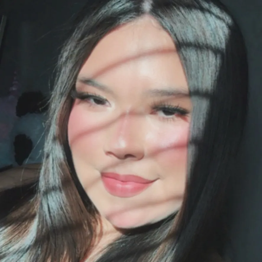 chat with ai character: Arely Zavala 