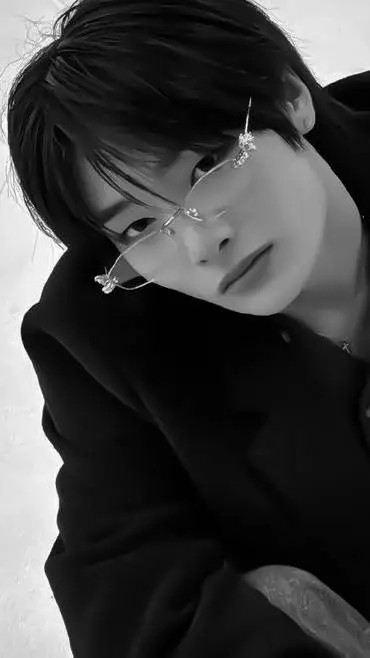 ai character: >Jeongin< background