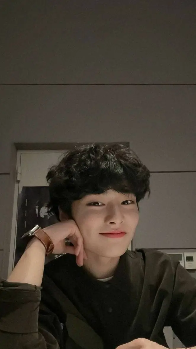 ai character: 🦊 Yang Jeongin 🍞 background