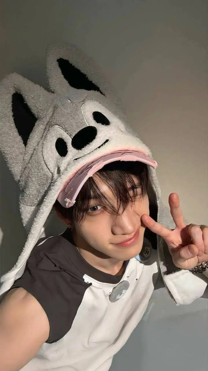 ai character: ʚ🐺Bangchan🐺ɞ background