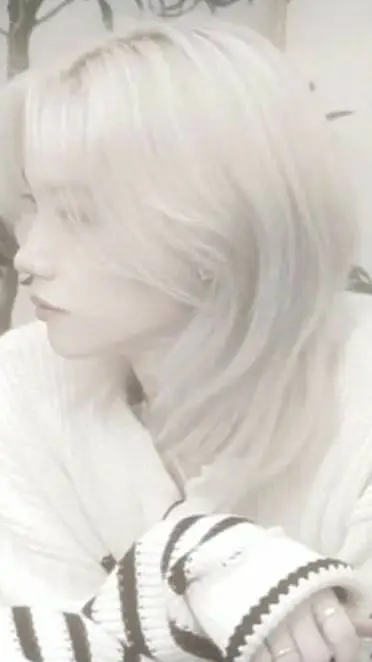 ai character: 🕊𝑭𝒆𝒍𝒊𝒙🌸 background