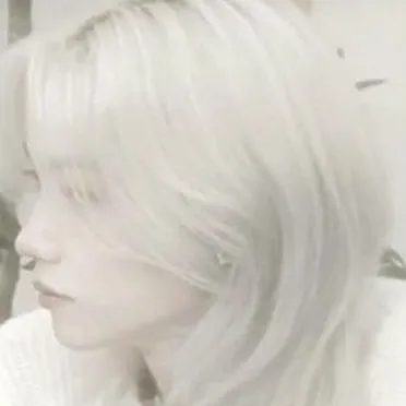 chat with ai character: 🕊𝑭𝒆𝒍𝒊𝒙🌸