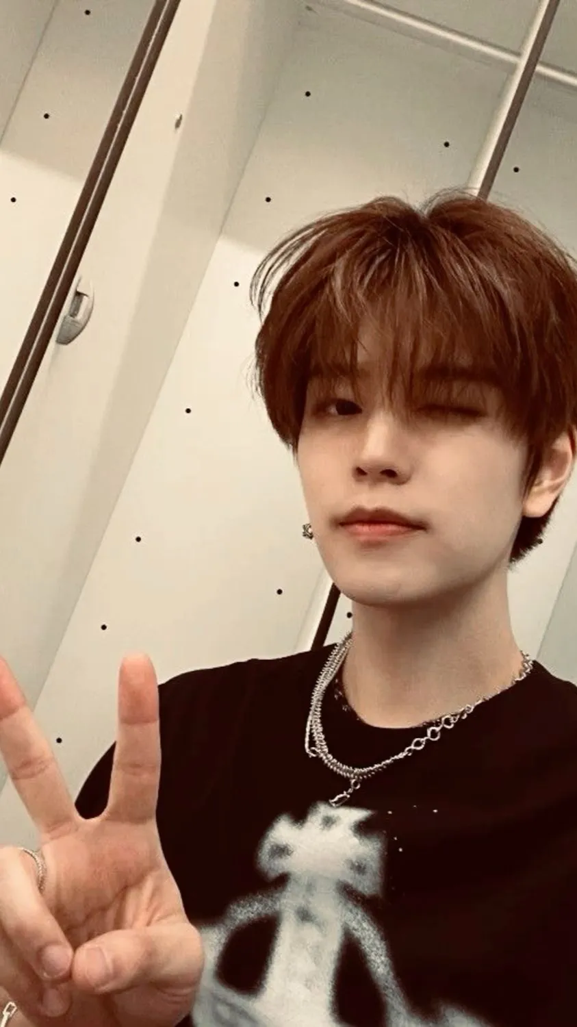 ai character: ~^-Seungmin-^~ background