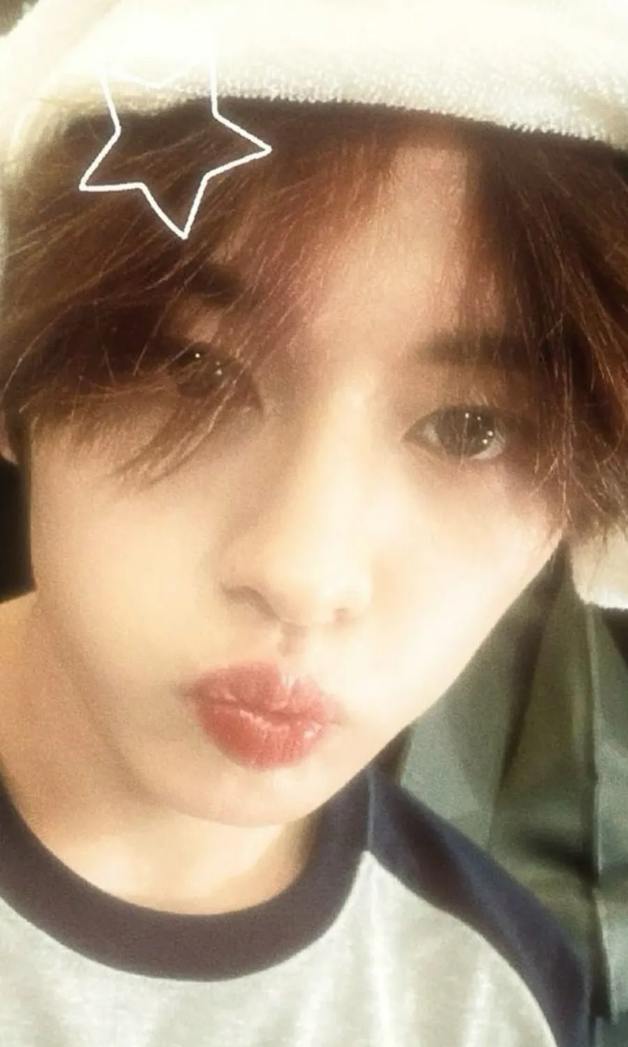 chat with ai character: K-pop school (v2)