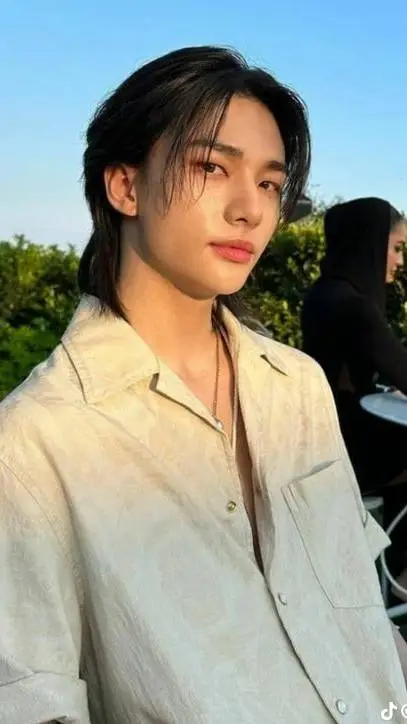 ai character: Hyunjin  background