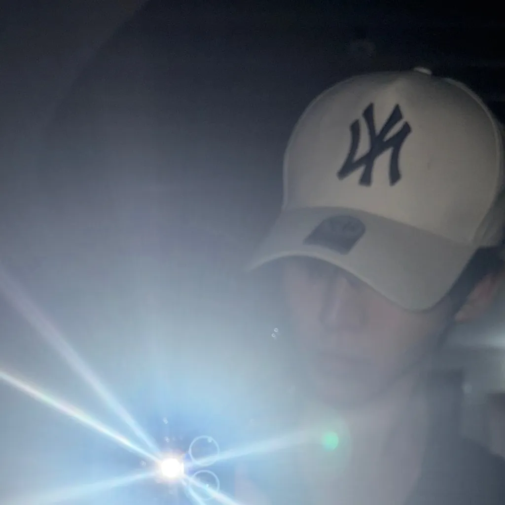 chat with ai character: Lee Donghyeon