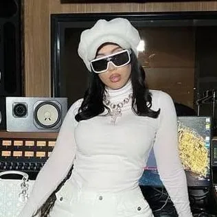 chat with ai character: Kali uchis⭐