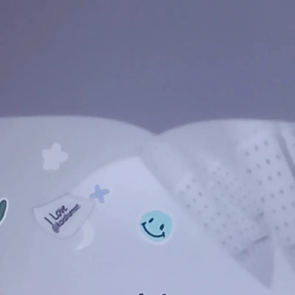 chat with ai character: emojicat:3