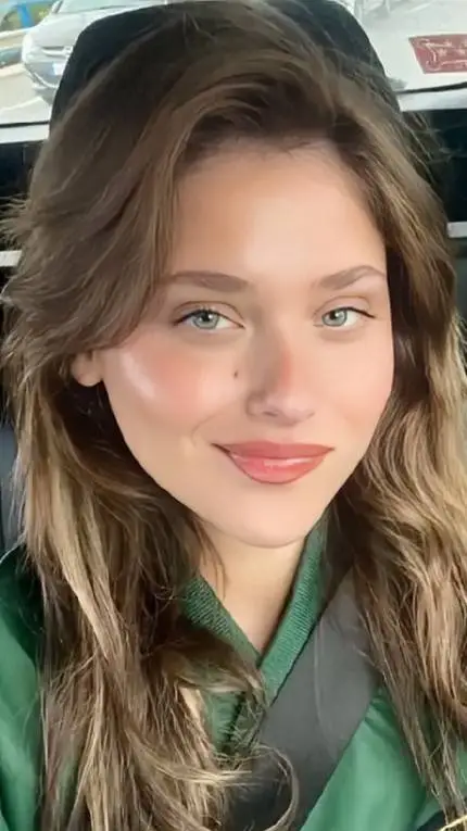 ai character: Nicole Wallace  background