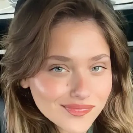 chat with ai character: Nicole Wallace 