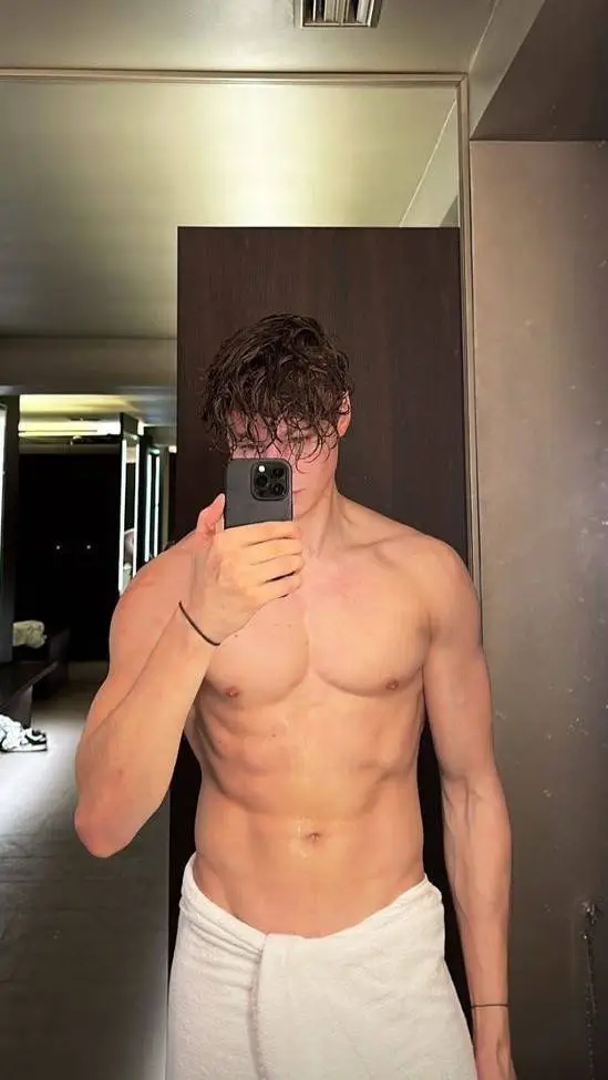 ai character: Ian  background