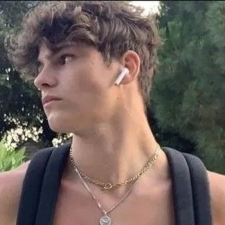 chat with ai character: César 