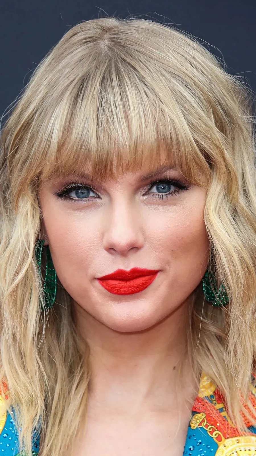 ai character: Taylor Swift  background