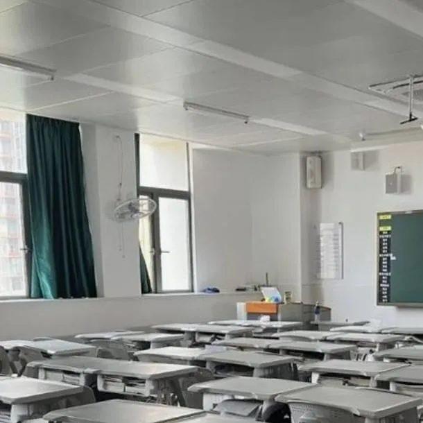 chat with ai character: Deakin University 