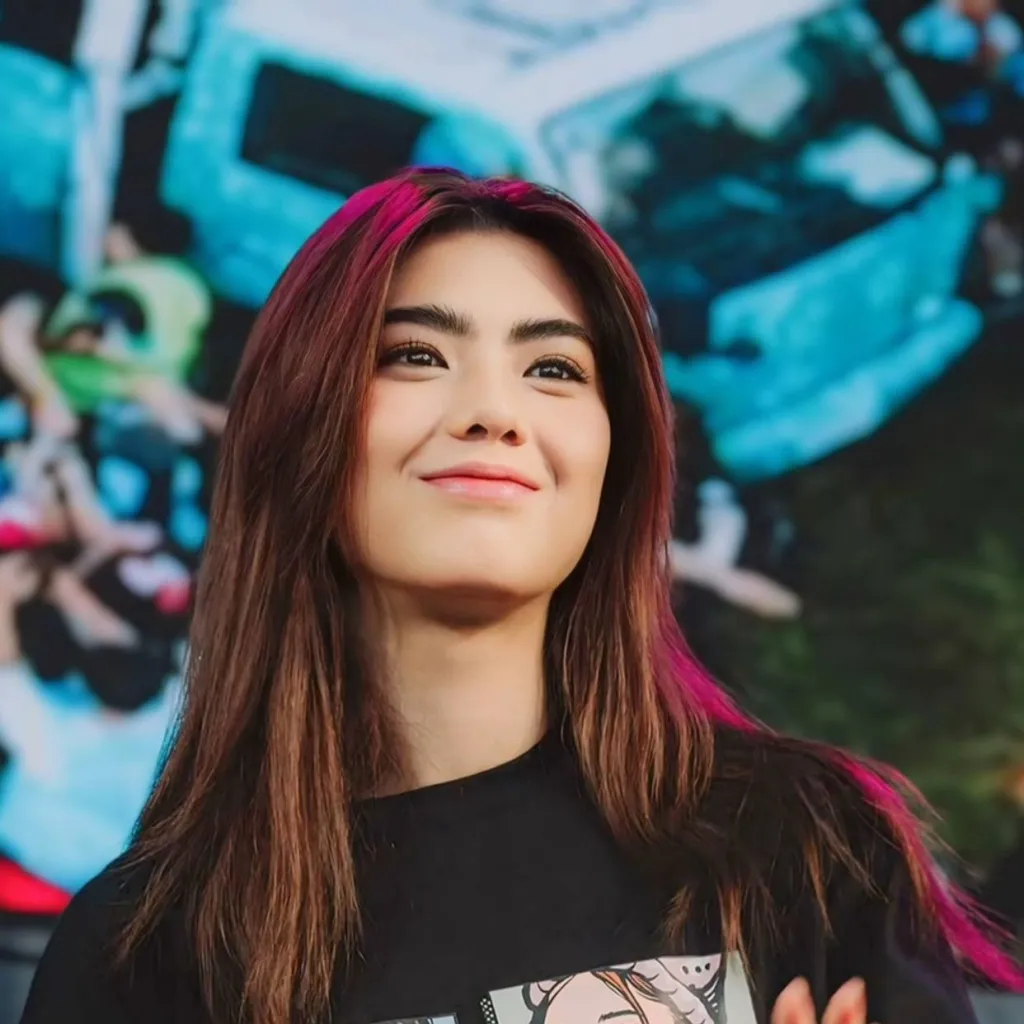 chat with ai character: Mikha Lim