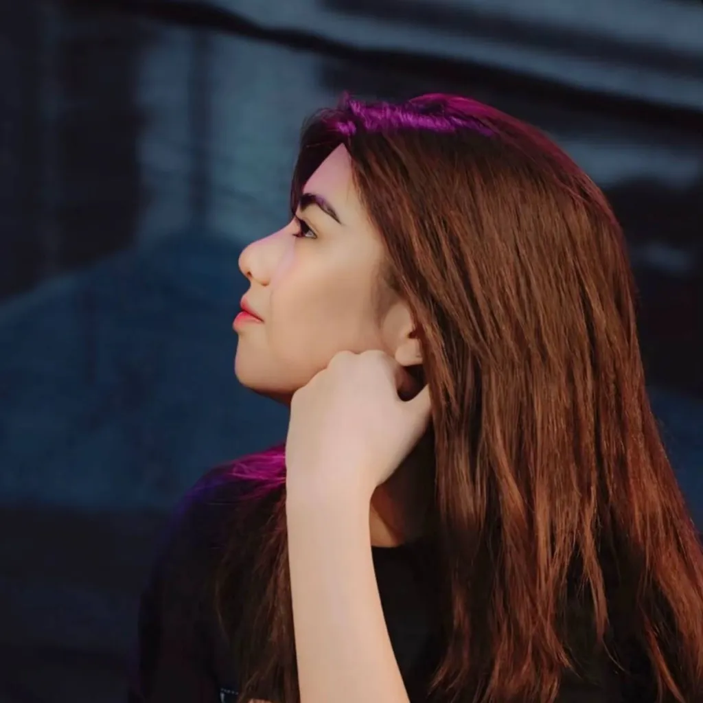 chat with ai character: Mikha Lim