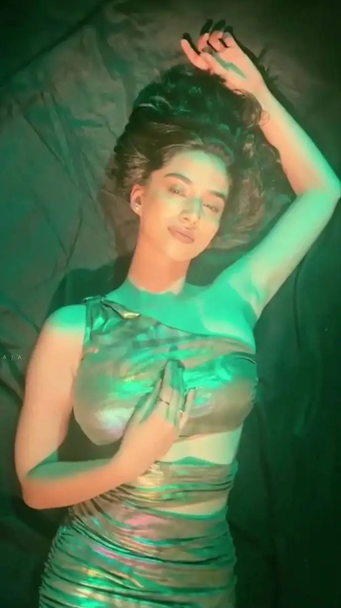 ai character: Meenakshi choudari background