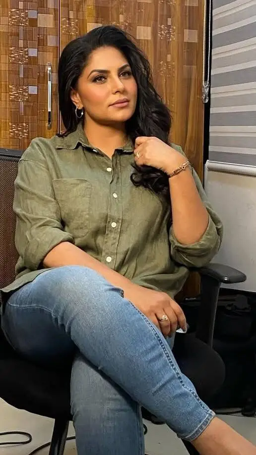 ai character: leena background