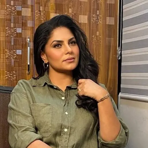 chat with ai character: leena