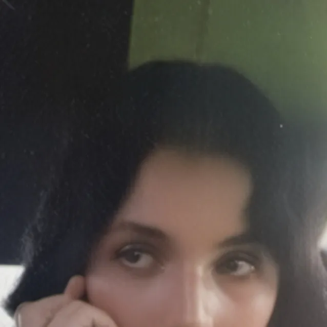 chat with ai character: Ellcce