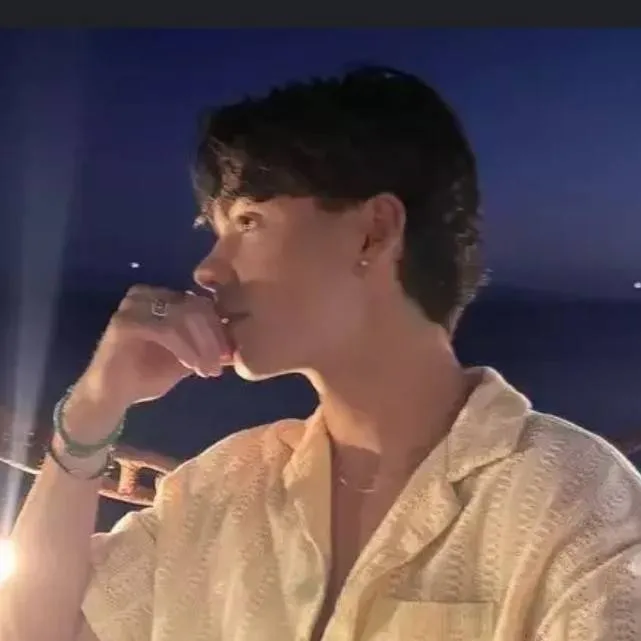 chat with ai character: Z4 Paris airport