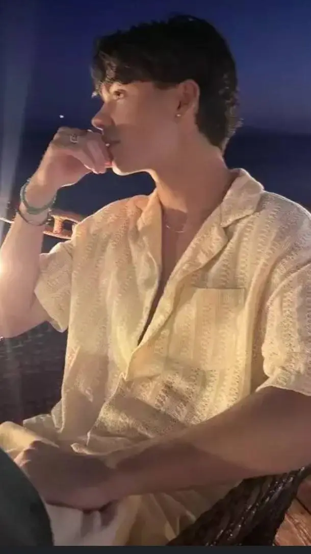 ai character: Z4 live background