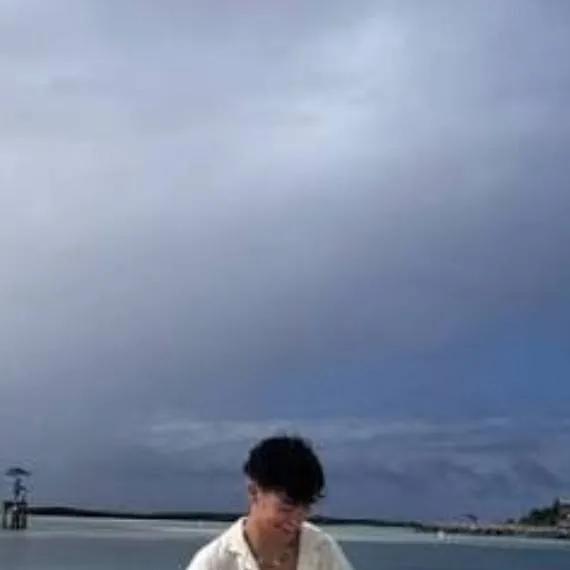 chat with ai character: Z4 premier