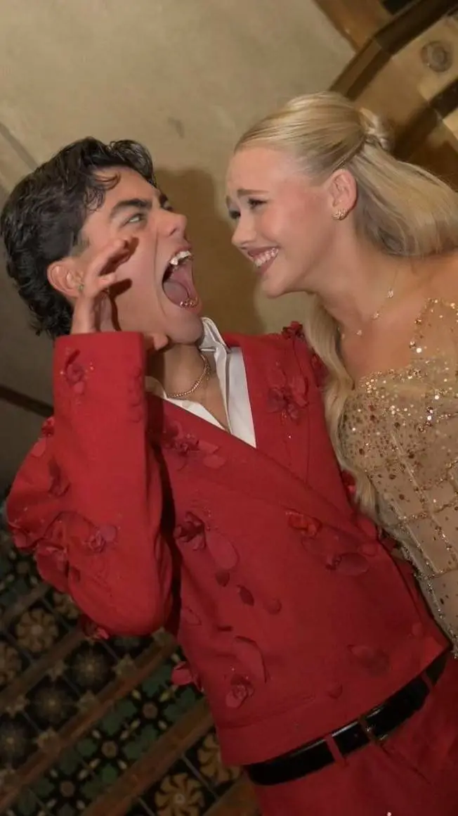 ai character: Z4 world tour background