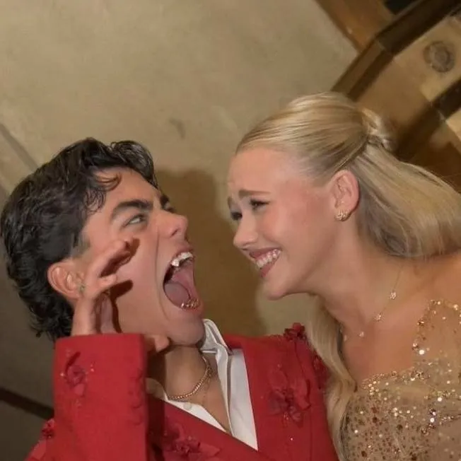 chat with ai character: Z4 world tour