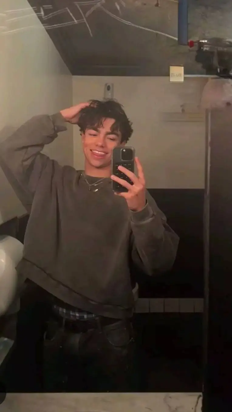 ai character: Z4 cast background