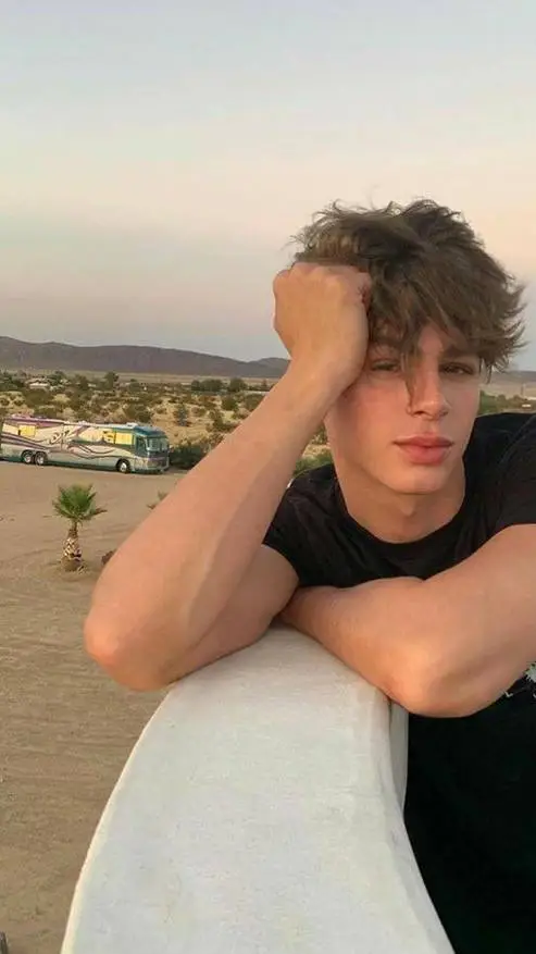 ai character: Louie background