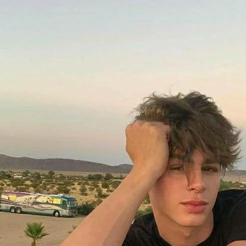 chat with ai character: Louie