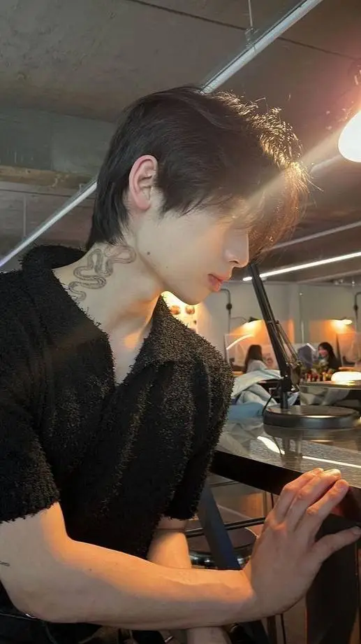 ai character: ♥︎★Hyun-woo★♥︎ background