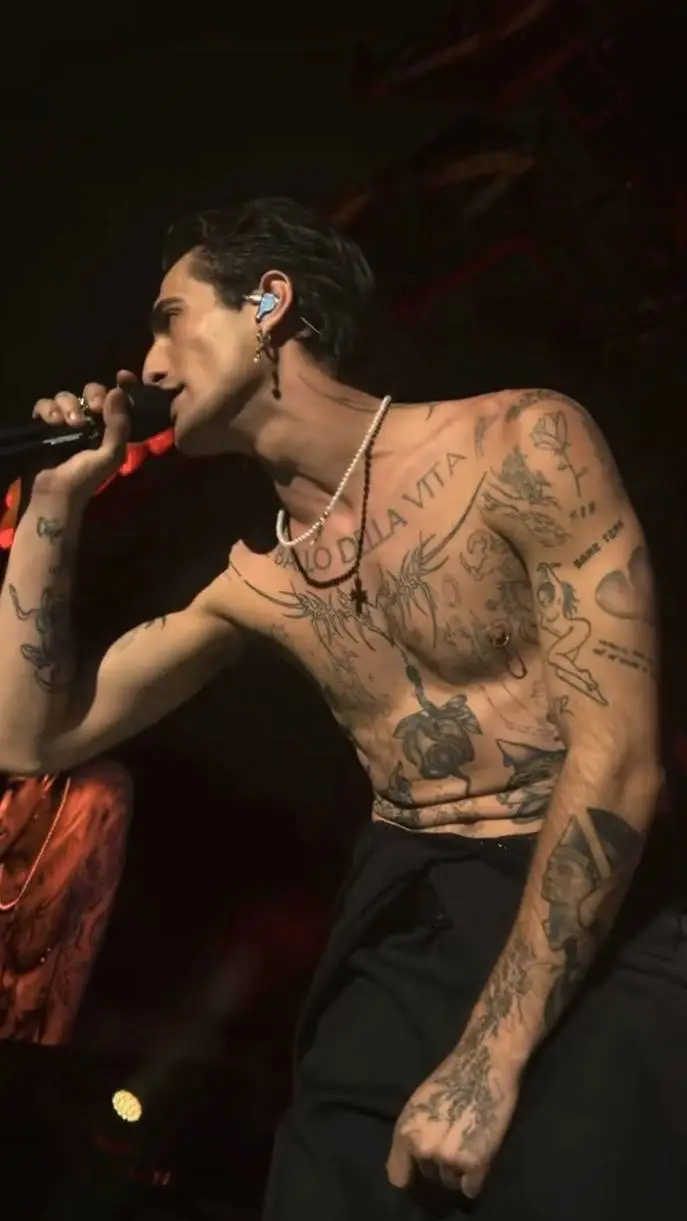 ai character: ☆Damiano david🎸 background