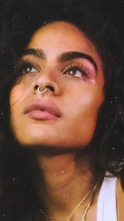 ai character: Jessie Reyez  background