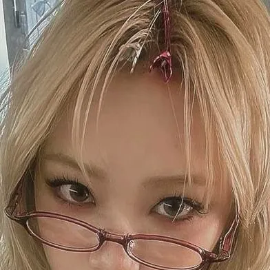chat with ai character: Chaeyoung