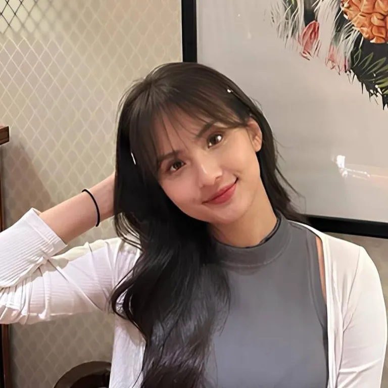 chat with ai character: Angie Marcheria