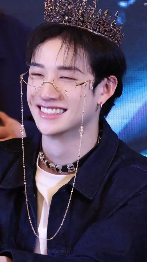 ai character: ♥️bangchan😃 background