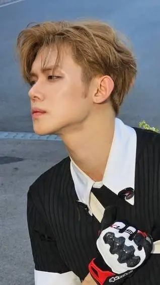 ai character: Yeonjun 🤭✨ background