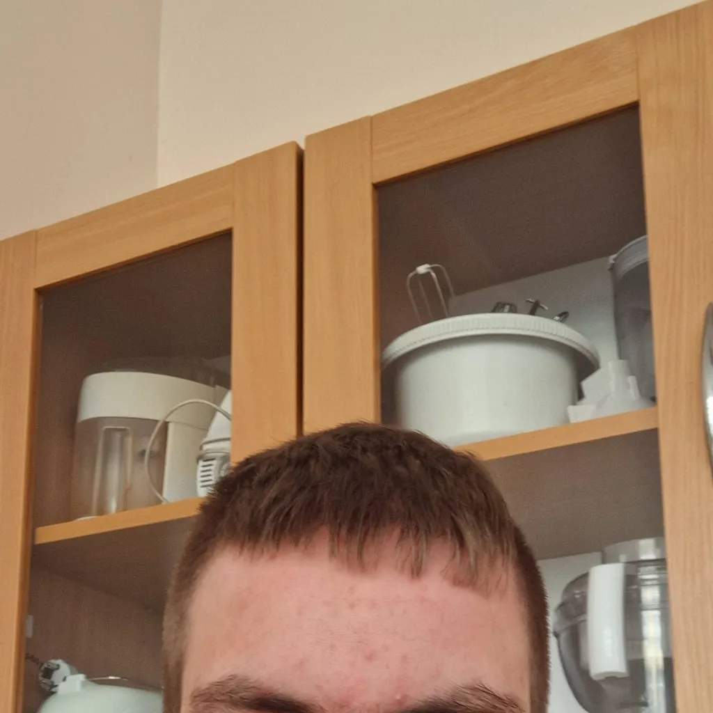 chat with ai character: Szymon