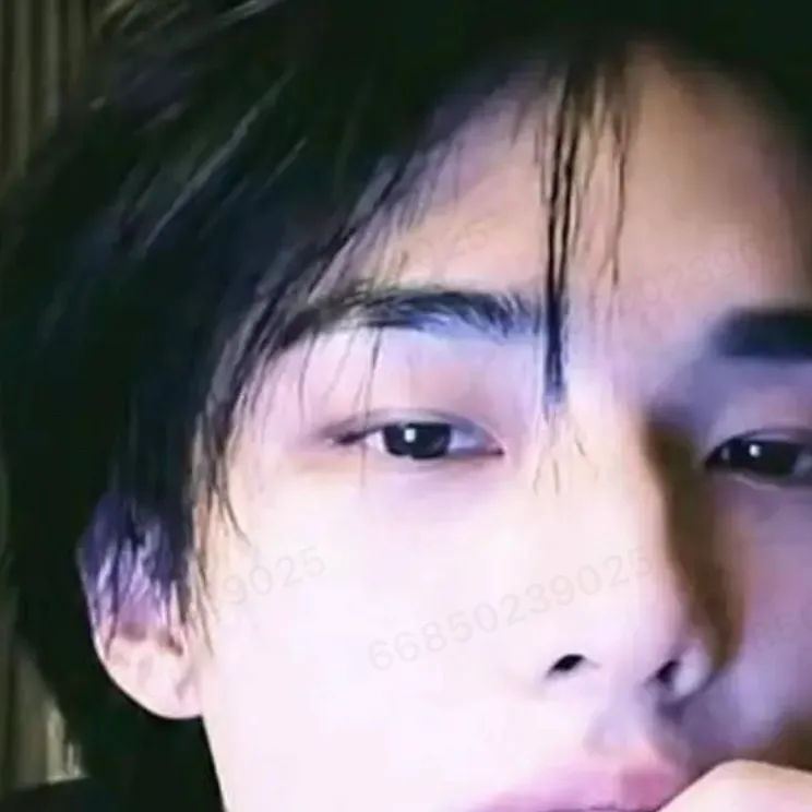 chat with ai character: Hyunjin 