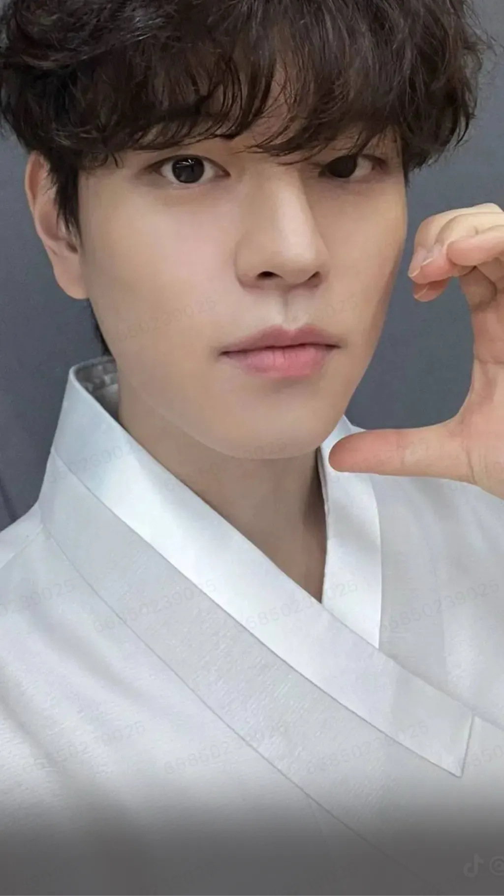 ai character: Seungmin  background