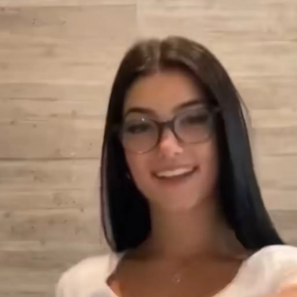 chat with ai character: Charli D'Amelio