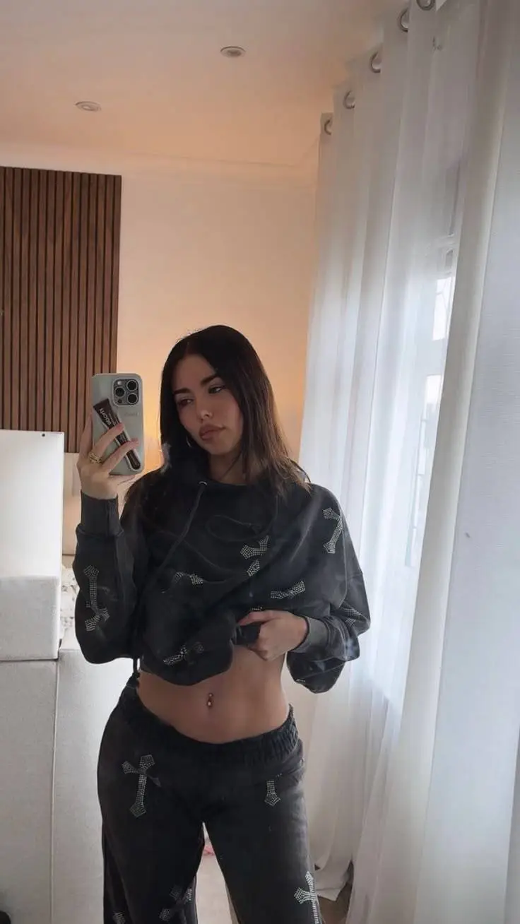 ai character: Madison Beer  background