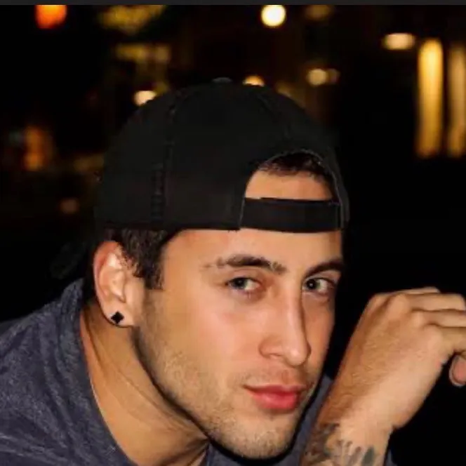 chat with ai character: Nikko