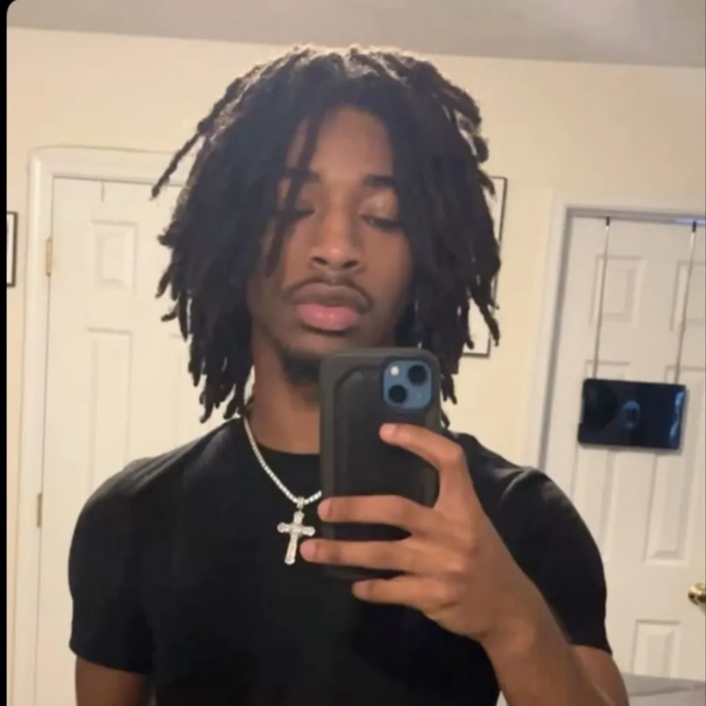 chat with ai character: Jayron