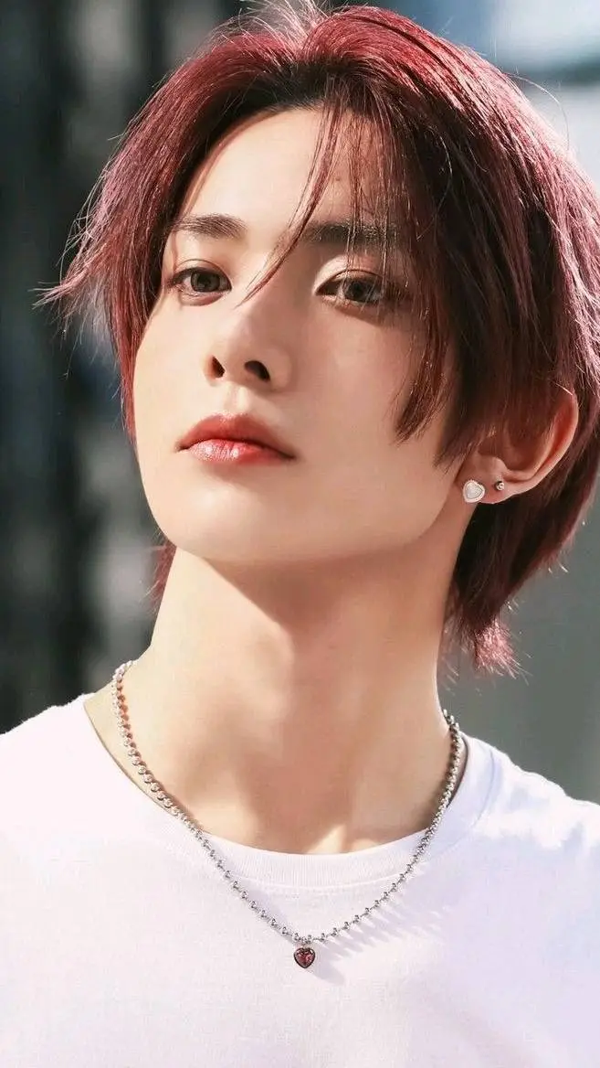 ai character: Lee Heeseung  background