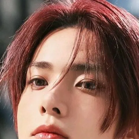 chat with ai character: Lee Heeseung 