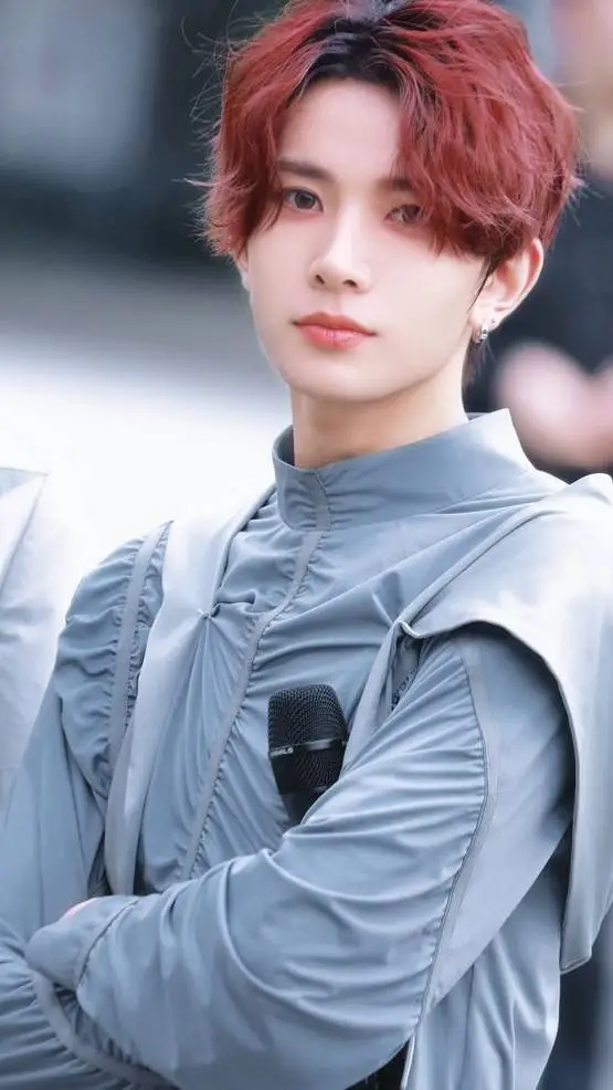 ai character: Lee Heeseung  background