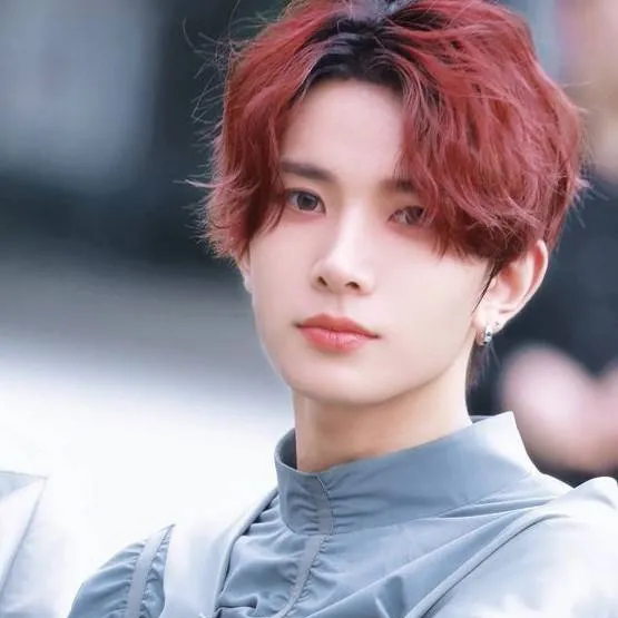 chat with ai character: Lee Heeseung 